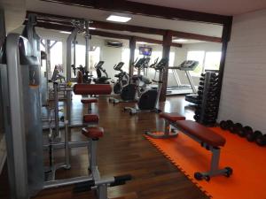 una palestra con un mucchio di tapis roulant di Linda Bay Premium Resort a Mar de las Pampas