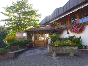 巴登-巴登阿尔滕贝格酒店的前面有鲜花的建筑