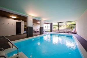 Bazén v ubytování Hotel Dolomitenblick nebo v jeho okolí