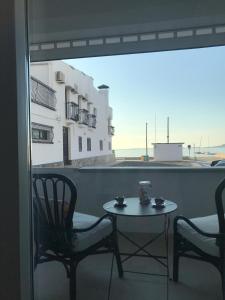d'une table et de chaises sur un balcon avec vue. dans l'établissement The Fisherman’s House, à Los Alcázares