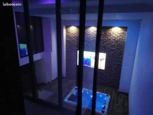 TV a/nebo společenská místnost v ubytování magnifique loft avec jacuzzi et sauna privatif