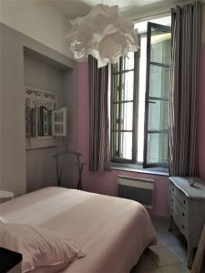 A bed or beds in a room at Arles Rental-Côté Forum.