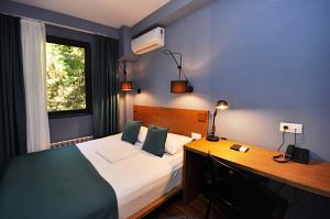 Postel nebo postele na pokoji v ubytování Elle Boutique Hotel