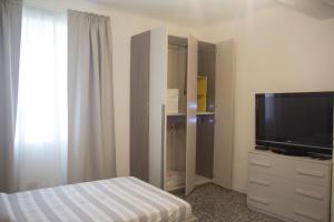 TV a/nebo společenská místnost v ubytování Rho-Fiera - Appartamento in antica cascina