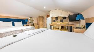 Postel nebo postele na pokoji v ubytování Le Monde SeaView Suites