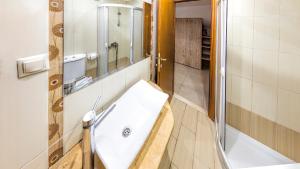Et badeværelse på LE MONDE Seaview Suites