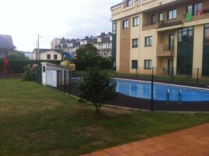 Piscina de la sau aproape de Urbanización a 100 metros de la playa