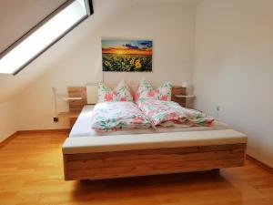 una cama con almohadas en una habitación en Ferienhaus Walch, en Stinatz