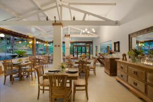 Um restaurante ou outro lugar para comer em Eco Resort Hotel Villa São Romão