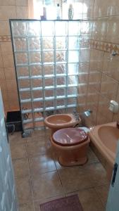 Vonios kambarys apgyvendinimo įstaigoje Casarão Praia Barra Da Tijuca 16 Hóspedes