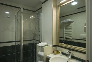 Baðherbergi á JR Hotels Oriente Bari