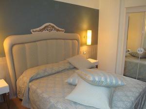 Rúm í herbergi á JR Hotels Oriente Bari