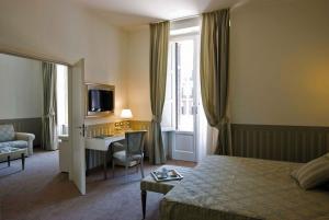 TV a/nebo společenská místnost v ubytování JR Hotels Oriente Bari