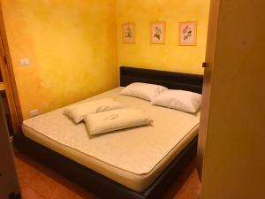 a bed in a room with two towels on it at Appartamento relax Villaggio Turas in Magomadas