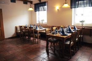 een eetkamer met tafels en stoelen met servetten erop bij Penzion a restaurace U Kalendů in Strážnice