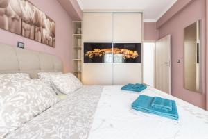 A bed or beds in a room at Stylish Luxury Apartment near Acropolis at Neos Kosmos metro station