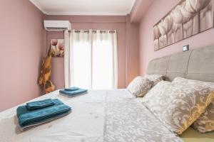 En eller flere senge i et værelse på Stylish Luxury Apartment near Acropolis at Neos Kosmos metro station