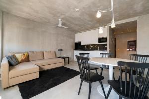 Posezení v ubytování N1 Hostel Apartments and Suites