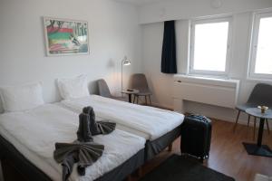 Un pat sau paturi într-o cameră la Hotell Norrort