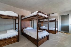 Krevet ili kreveti na kat u jedinici u objektu N1 Hostel Apartments and Suites