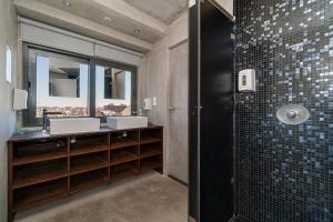 Ванная комната в N1 Hostel Apartments and Suites