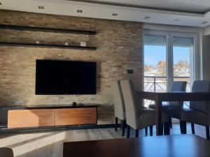 A television and/or entertainment centre at Divcibare Delux Apartman