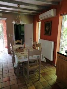 Rainbow Lodge في Ursel: غرفة طعام مع طاولة وكراسي