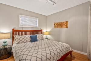 um quarto com uma cama, 2 candeeiros e uma janela em Highland Lakeview Getaway em Hope