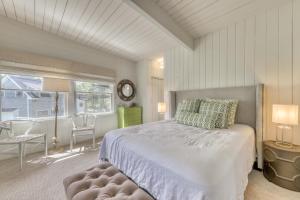 1 dormitorio con cama, mesa y ventana en Wallis Sands Beach Serenity en Rye