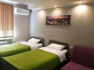um quarto com duas camas e uma foto na parede em 7Days em Hadyach