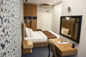 سرير أو أسرّة في غرفة في Hotel Crystal Light