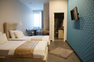 سرير أو أسرّة في غرفة في Hotel Crystal Light