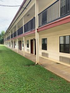 un gran edificio con un patio de césped al lado en Budget Inn & Suites - Talladega, en Talladega