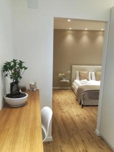 - une chambre avec un lit et une plante en pot dans l'établissement Seabed superior rooms, à Termoli