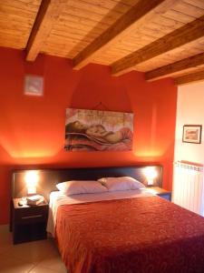 パレルモにあるB＆B オレート チェントロのベッドルーム1室(壁に絵画が描かれたベッド1台付)