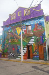 een gebouw met een muurschildering aan de zijkant bij Hotel Manoir Atkinson in Valparaíso