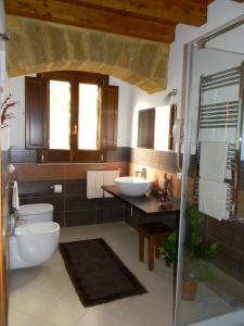 パレルモにあるB＆B オレート チェントロのバスルーム(洗面台2つ、トイレ2つ付)