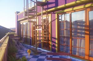 a colorful house with a spiral staircase on a balcony at Hotel Manoir Atkinson in Valparaíso