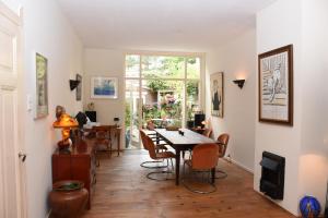 een eetkamer met een tafel en stoelen bij Bed & Breakfast Leonie in Den Haag
