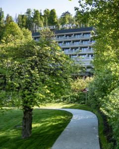 O grădină în afara Hotel Jama - Postojna Cave Park