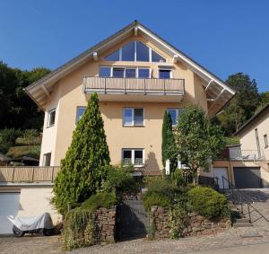 ein Haus mit einem Balkon darauf in der Unterkunft Ahrtal Vier Sterne Ferienwohnungen Alexandra Weiler Panorama in Bad Neuenahr-Ahrweiler
