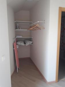 vestidor con suelo y estanterías de madera en Apartamento ÁTICO en Valdepeñas