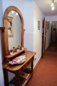 einen Flur mit einem Holztisch und einem Spiegel in der Unterkunft Nerii 3 in Florenz