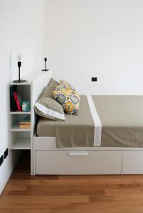 1 dormitorio con 1 cama con marco blanco en Appartamento coorte Brema, en Sirmione