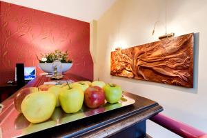 a tray of apples sitting on a counter with a plate at Diamantino Town House in Padova