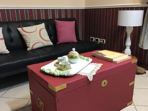 eine rote Truhe mit einem Tee-Set darüber in der Unterkunft Deck Sea B&B in Siderno Marina