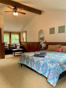 Schlafzimmer mit einem Bett und einem Deckenventilator in der Unterkunft Magnolia Streamside Resort in Canadensis