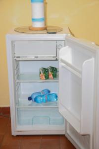 een open koelkast met eten en drinken erin bij Nerii 2 in Florence