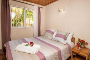 塔那那利佛的住宿－Villa ChezSoa, Antananarivo，一间卧室配有一张床,上面有两条毛巾