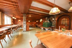 Lounge alebo bar v ubytovaní Gasthof St. Adolari